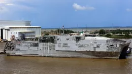 El USNS Point Loma (T-EPF 15) saliendo del astillero Austal USA en Mobile. Foto: US Navy