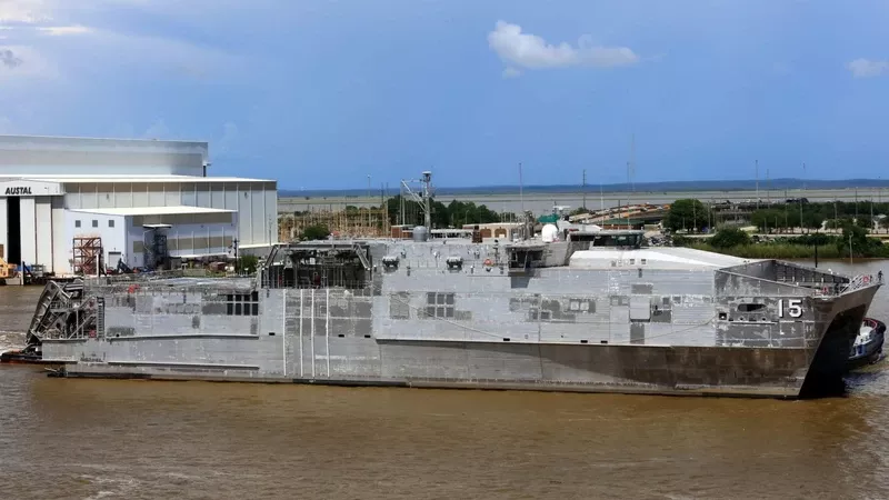 El USNS Point Loma (T-EPF 15) saliendo del astillero Austal USA en Mobile. Foto: US Navy El USNS Point Loma (T-EPF 15) saliendo del astillero Austal USA en Mobile. Foto: US Navy