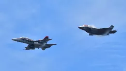 Vuelo en formaci�n de un  McDonnell Douglas F/A-18D Hornet del VMFA-224 �Bengals� y un Lockheed Martin F-35B Lightning II del VMFA-242 "Bats". Foto: USMC