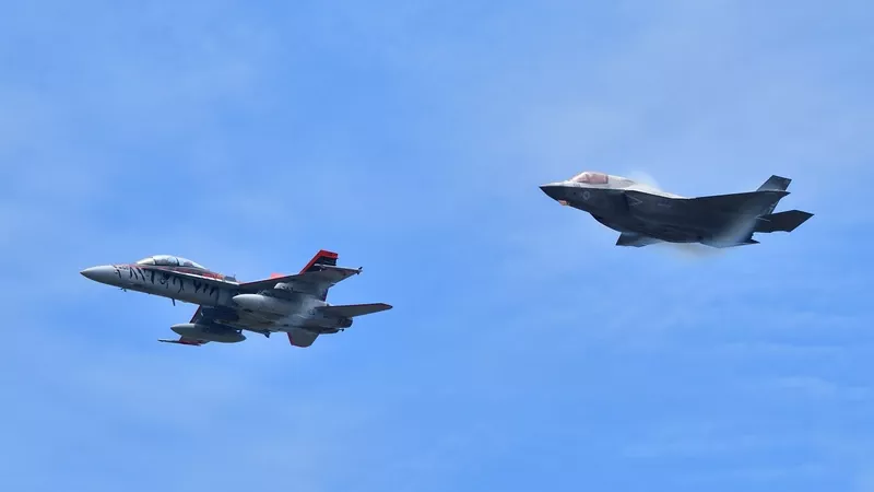 Vuelo en formación de un McDonnell Douglas F/A-18D Hornet del VMFA-224 “Bengals” y un Lockheed Martin F-35B Lightning II del VMFA-242 "Bats". Foto: USMC Vuelo en formación de un McDonnell Douglas F/A-18D Hornet del VMFA-224 “Bengals” y un Lockheed Martin F-35B Lightning II del VMFA-242 "Bats". Foto: USMC