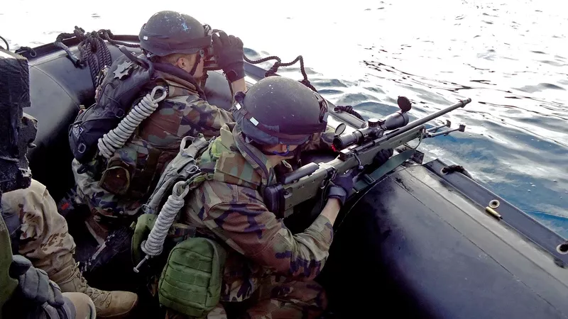 Tiradores de precisión de la Fuerza de Protección (FUPRO), en un ejercicio de adiestramiento específico en el CENAD de Chinchilla (Albacete) y en aguas de Cartagena. Foto: Armada Tiradores de precisión de la Fuerza de Protección (FUPRO), en un ejercicio de adiestramiento específico en el CENAD de Chinchilla (Albacete) y en aguas de Cartagena. Foto: Armada