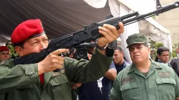 El fallecido presidente Hugo Chvez empuando un fusil de asalto Kalashnikov AK-103. Foto: MIDE