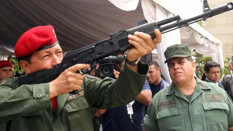 El fallecido presidente Hugo Chávez empuñando un fusil de asalto Kalashnikov AK-103. Foto: MIDE El fallecido presidente Hugo Chávez empuñando un fusil de asalto Kalashnikov AK-103. Foto: MIDE