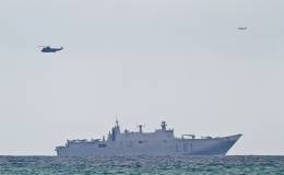 El buque Juan Carlos I durante un desembarco anfibio (Armada)