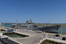 El buque de transporte logstico es apodado como el "Abuelo Gris" cuenta con 42 aos de servicio en la Armada.