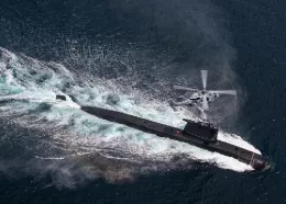 Submarino de la Armada de Chile junto aun helicptero.