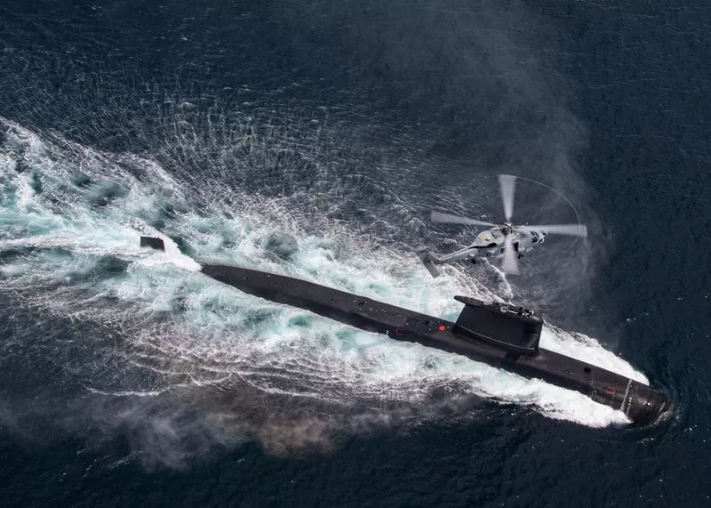 Submarino de la Armada de Chile junto aun helicptero.