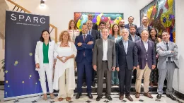 Foto de grupo tras la firma del acuerdo de inversin para la consolidacin de una planta de fotnica en Vigo.