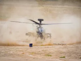 Un helic�ptero AH-64E Apache Guardian del Ej�rcito Brit�nico envuelto en una nube de polvo durante una toma. Foto: Esteban Maiza