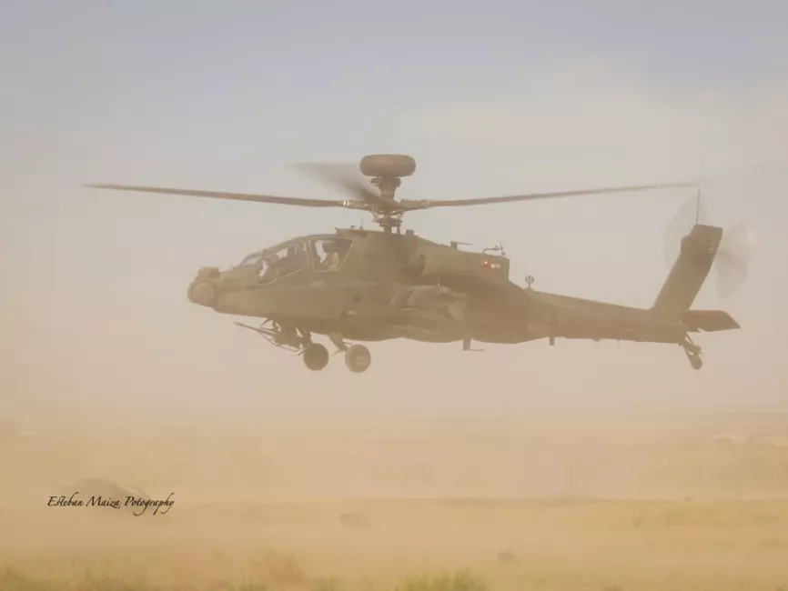 Un Apache en vuelo estacionario levantando una gran nube de polvo. Foto: Esteban Maiza