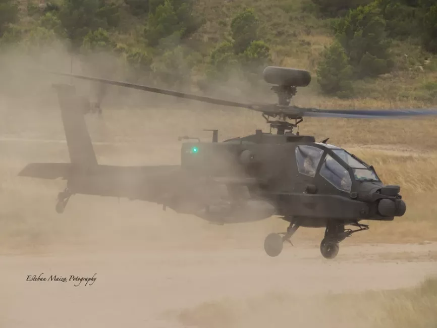 Un Apache Guardian despegando de un punto de toma levantando una nube de polvo. Foto: Esteban Maiza