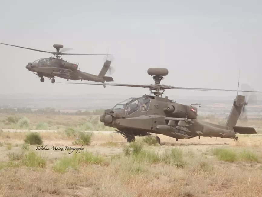 Una patrulla de dos Apache en una zona de aterrizaje. Foto: Esteban Maiza