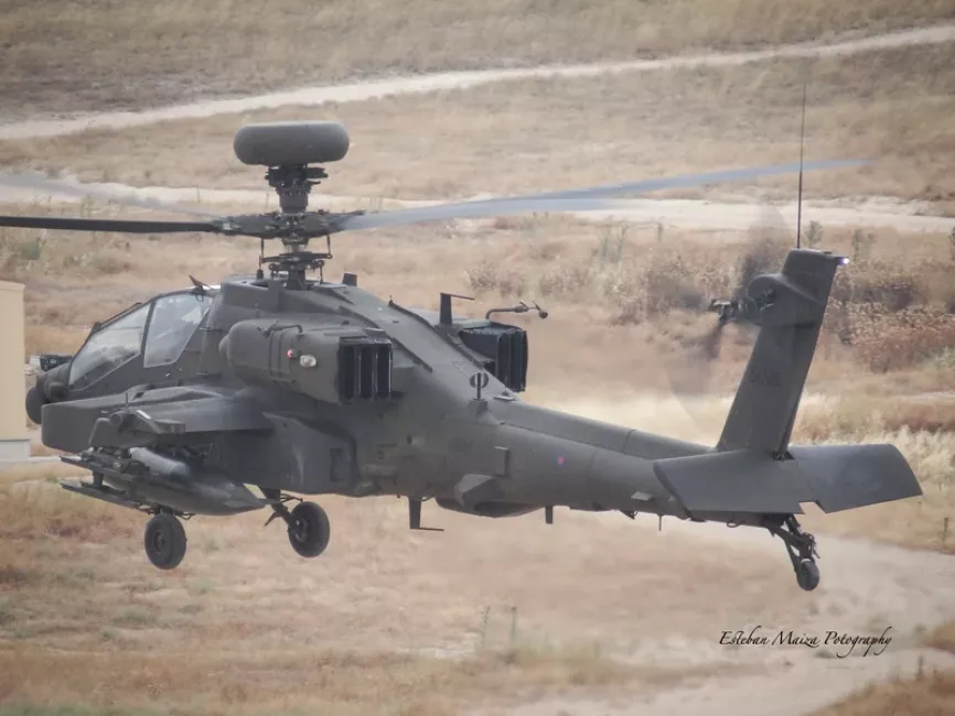 Un Apache completando una aproximación para toma. Foto: Esteban Maiza