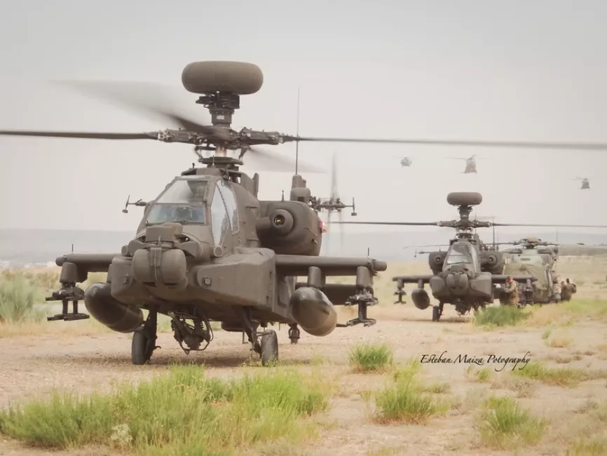 Dos Apache arrancando motores mientras tres NH90 se aproximan para la toma de fondo. Foto: Esteban Maiza