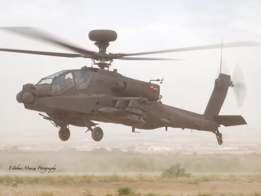 Un Apache en vuelo estacionario sobre el CENAD de San Gregorio Foto: Esteban Maiza