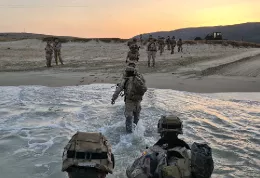 Desembarco de Infantes de Marina en el despliegue Ddalo 2025. Foto: Estado Mayor de la Defensa. 