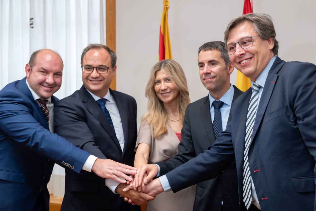 Firma del acuerdo. De izquierda a derecha, Emilio Sumelzo, Jos Ignacio Miguelena, Mar Vaquero, David Lugo y Daniel Prez (GDELS-SBS)