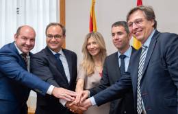 Firma del acuerdo. De izquierda a derecha, Emilio Sumelzo, José Ignacio Miguelena, Mar Vaquero, David Lugo y Daniel Pérez (GDELS-SBS)