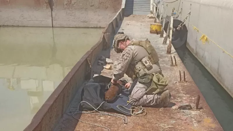 Personal de desactivación de explosivos de la Armada trabajando en el escenario. Foto: Armada Personal de desactivación de explosivos de la Armada trabajando en el escenario. Foto: Armada