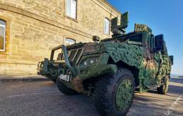 Toda la carrocería ha sido cubierta con la red Barracuda (Ejército de Tierra)