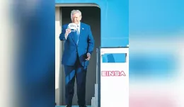 Llegada de Donald Trump, al aeropuerto de Schiphol desembarcando mediante una escalera de la empresa espaola EINSA. Parece que su primer mensaje es usa EINSA.