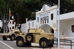 Fachada del edificio de la coleccin museogrfica de la Legin en Viator, en la que se aprecian los dos AML-60. (foto Julio Maiz Gutirrez)