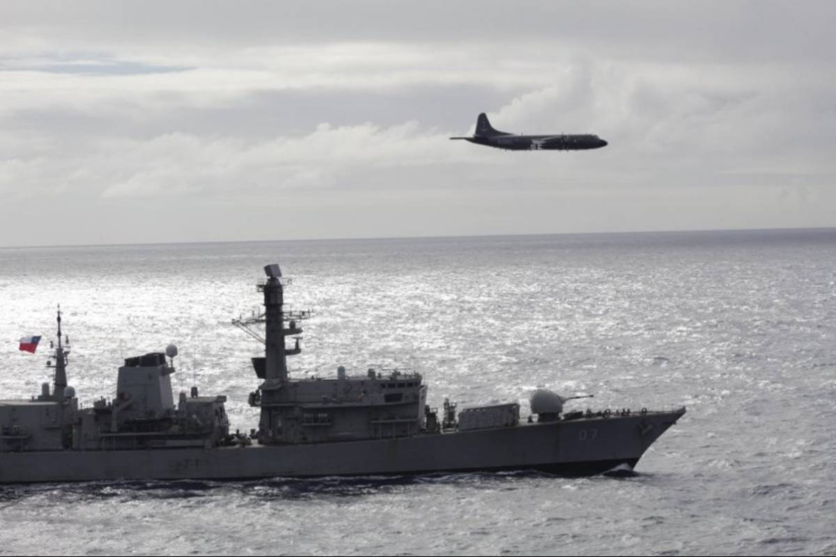 El avin P-3 ACH Orin operando con la fragata. 