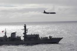 El avi�n P-3 ACH Ori�n operando con la fragata. 