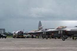 L�nea de F-35A de Hill en una plataforma de la base C�sar Basa de la Fuerza A�rea de Filipinas.  (Foto USAF)