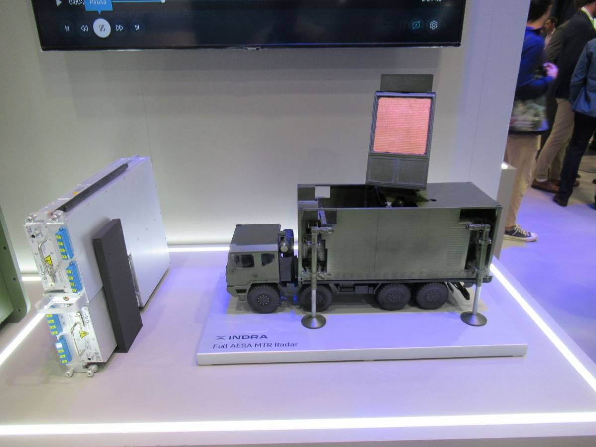 Indra ha hecho una fuerte apuesta por los radares. Sistema MTR con tecnología AESA presentado en FEINDEF (autor) Indra ha hecho una fuerte apuesta por los radares. Sistema MTR con tecnología AESA presentado en FEINDEF (autor)