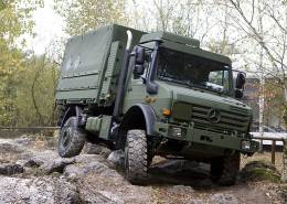 Un camin Mercedes Unimog.