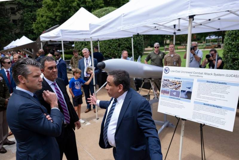 Exposición en el Pentágono muestra el UAV kamikaze LUCAS. (Foto: Departamento de Defensa de EE. UU.) Exposición en el Pentágono muestra el UAV kamikaze LUCAS. (Foto: Departamento de Defensa de EE. UU.)