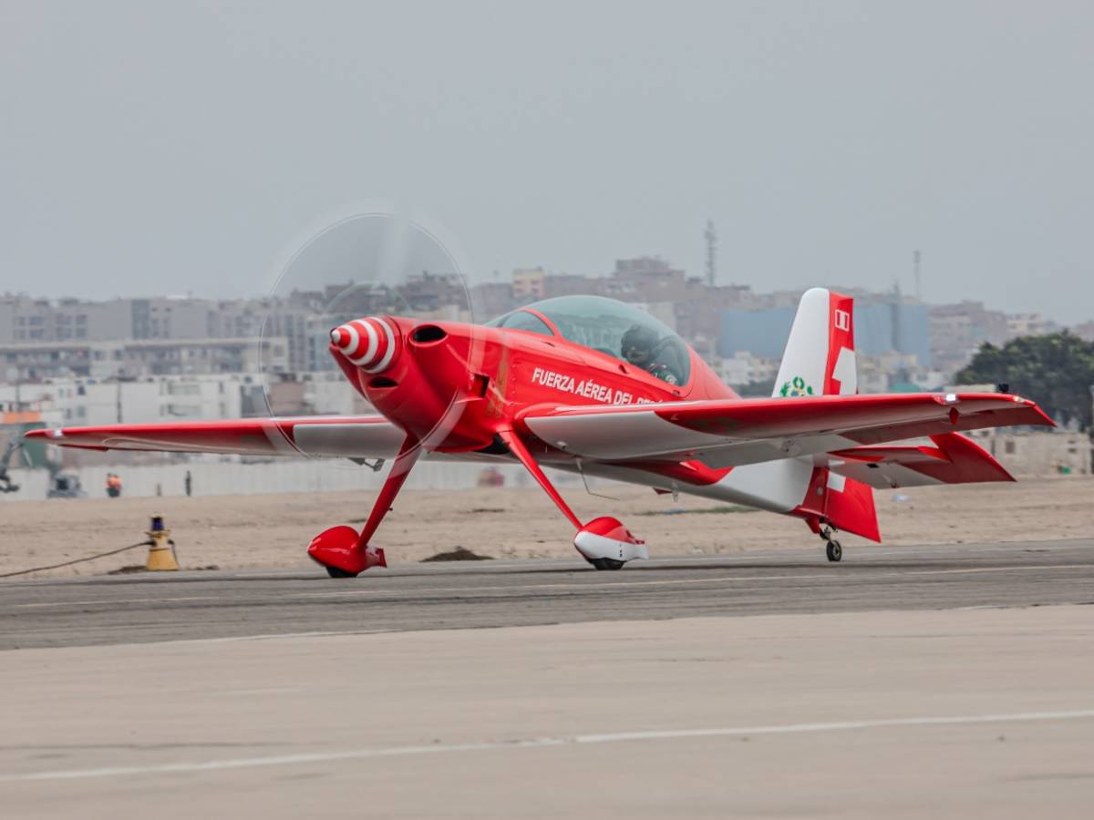 GB-1 Game Bird del Grupo Aereo N° 6. La Fuerza Aerea dispone de dos, mas otros cuatro en curso de entrega, que están destinados al entrenamiento de alta performance de los oficiales pilotos de la Fuerza Aérea, así como para uso de la Escuadrilla Acrobática “Bicolor” asentada en la Base Aérea “Coronel Pedro Ruiz Gallo” (Chiclayo). GB-1 Game Bird del Grupo Aereo N° 6. La Fuerza Aerea dispone de dos, mas otros cuatro en curso de entrega, que están destinados al entrenamiento de alta performance de los oficiales pilotos de la Fuerza Aérea, así como para uso de la Escuadrilla Acrobática “Bicolor” asentada en la Base Aérea “Coronel Pedro Ruiz Gallo” (Chiclayo).