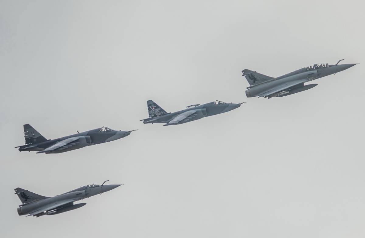 Dos Mirage 2000P/DP y dos Sukhoi Su-25K Frogfoot volando en formación antes de realizar un pasaje a baja altura sobre la Base Aerea de “Las Palmas”. Dos Mirage 2000P/DP y dos Sukhoi Su-25K Frogfoot volando en formación antes de realizar un pasaje a baja altura sobre la Base Aerea de “Las Palmas”.