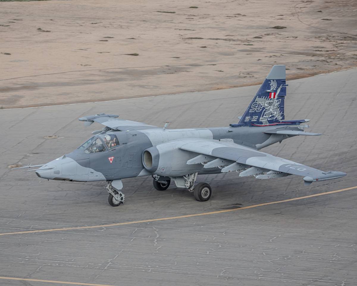 Sukhoi Su-25K Frogfoot del Grupo Aereo N° 11. La nave, matricula FAP 071, luce un camuflaje tactico de baja visibilidad en dos tonos de gris y una libre conmemorativa por los 25 años (1997-2022) de su incorporacion a la Fuerza Aerea. Sukhoi Su-25K Frogfoot del Grupo Aereo N° 11. La nave, matricula FAP 071, luce un camuflaje tactico de baja visibilidad en dos tonos de gris y una libre conmemorativa por los 25 años (1997-2022) de su incorporacion a la Fuerza Aerea.