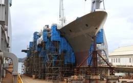 Vista de proa de la futura fragata �Bonifaz� en una de las gradas del astillero de Navantia.