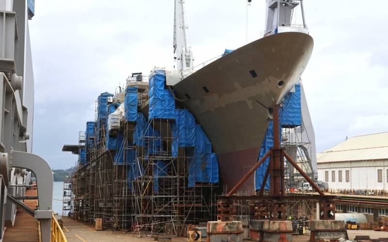 Vista de proa de la futura fragata Bonifaz en una de las gradas del astillero de Navantia.