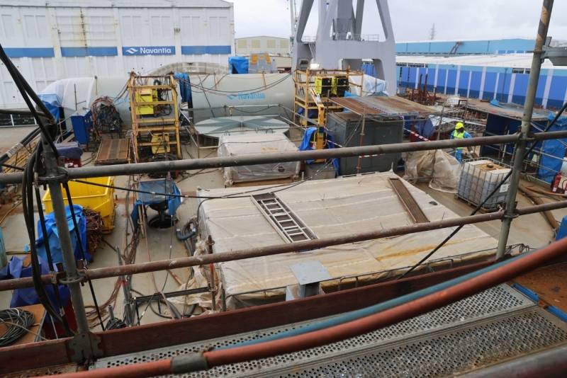 Vista de la proa, en primer termino se ve el espacio que aloja las 16 clulas de lanzamiento vertical de misiles Lockheed Martin MK.41 , y ms adelante la tapa circular que cubre el espacio donde se instalar el can Leonardo de 127 mm.