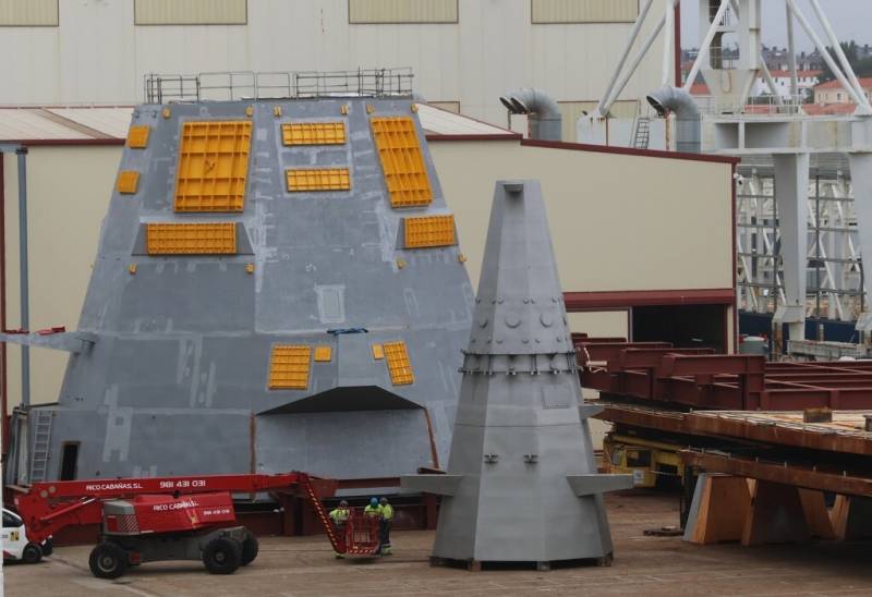El bloque que aloja la mayora de los sensores y el palo, momentos antes de ser instalado en la futura Bonifaz.