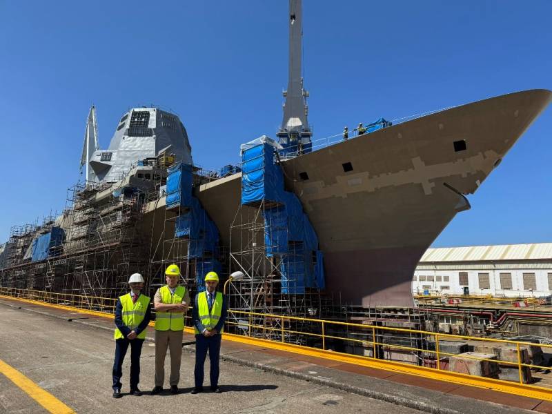 Vista de la futura fragata, ya con el citado bloque y el palo instalado.