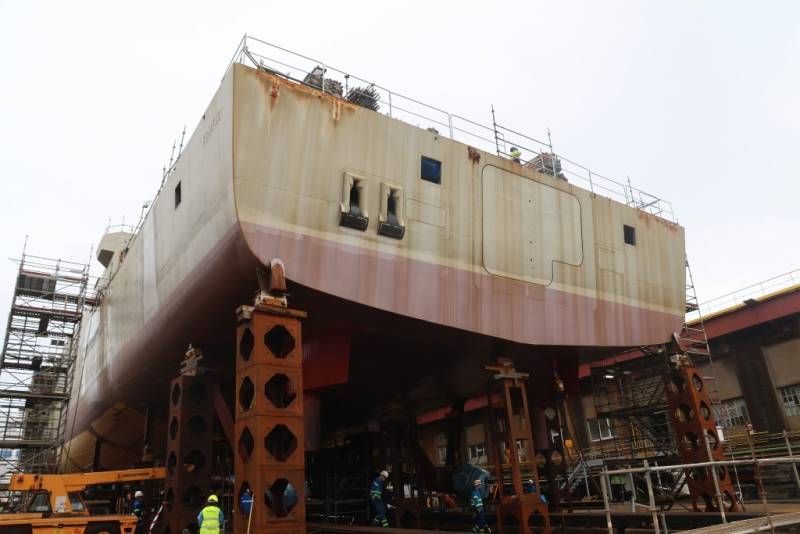 Vista de popa de la futura fragata, en su grada de Ferrol, se aprecia en el centro la compuerta que permitir desplegar el sonar remolcable Thales CAPTAS 4.