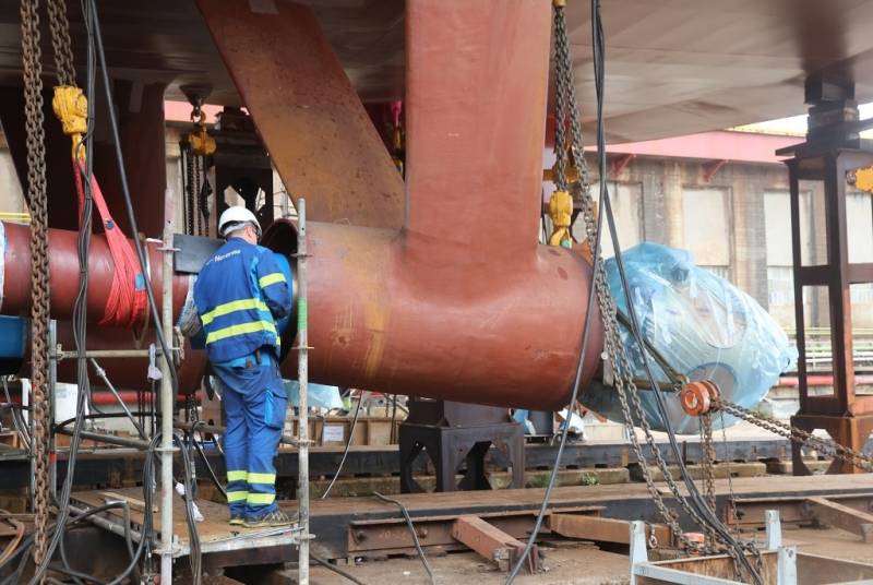 Detalle del soporte del eje de propulsin de la fragata, tambin se aprecia el ncleo de la hlice, a la espera de la instalacin de las palas. 