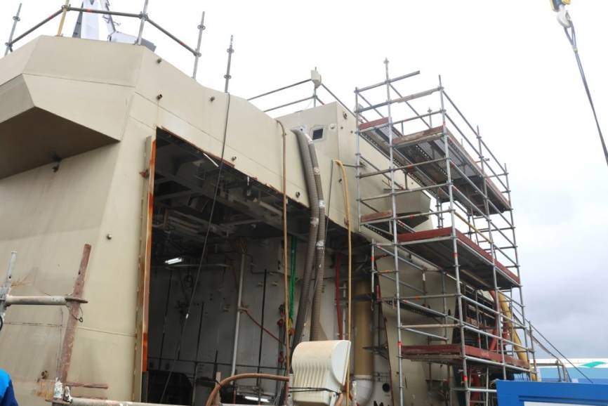 Junto a la cubierta de vuelo están los futuros, hangar de vuelo, (a la izquierda en la foto), y el espacio multifunción