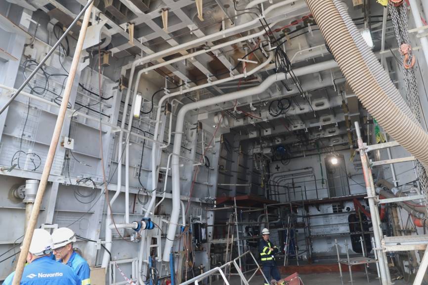 Interior del hangar de helicóptero de la futura primera fragata del tipo F-110, la “Bonifaz”.