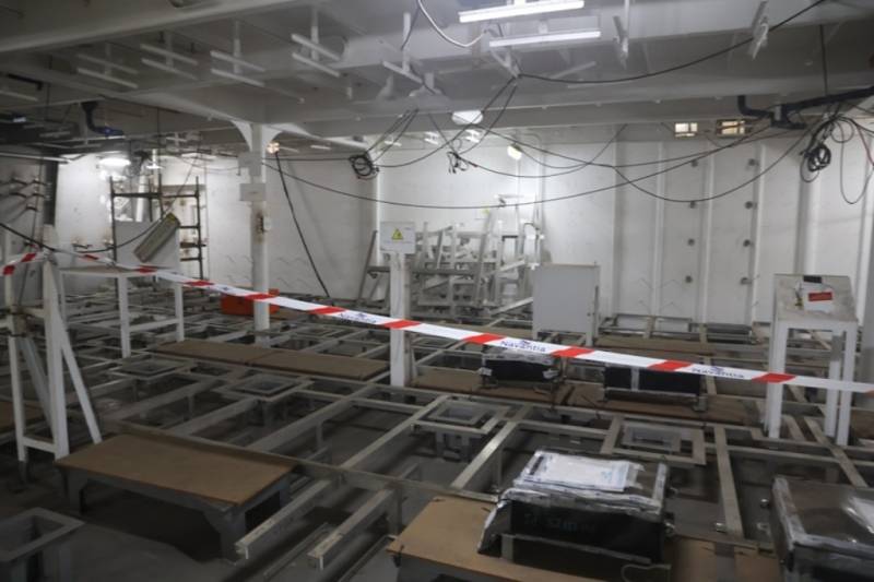 En esta sala se alojar el vital CIC (Centro de Informacin y Combate), ya adecuado para instalar las consolas de manejo y otros equipos.