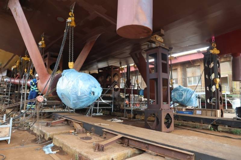 Vista de los ejes de propulsin ya instalados y los nucleos de ambas hlices tambin ya montados.