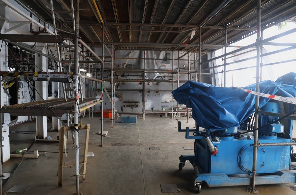 El espacio multifuncin de la fragata, con su amplia compuerta abierta.