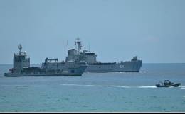 En primer plano el buque multiprop�sito AB Los Roques (T-93), detr�s el buque de desembarco de tanques AB Los Llanos (T-64). (Foto: Armada de Venezuela)