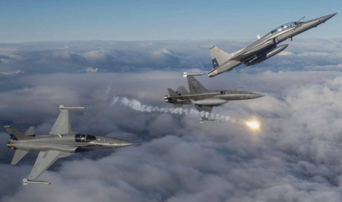 Tres aviones Northrop F-5 Tigres lllde la FuerzaArea de Chile (Fot: Cees- Jan Van der Ende,Pucar)