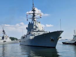 La fragata Blas de Lezo entrando en la base de Yokosuka, al fondo a la derecha se ve el destructor de la JMSDF Maya. (foto Armada espaola)